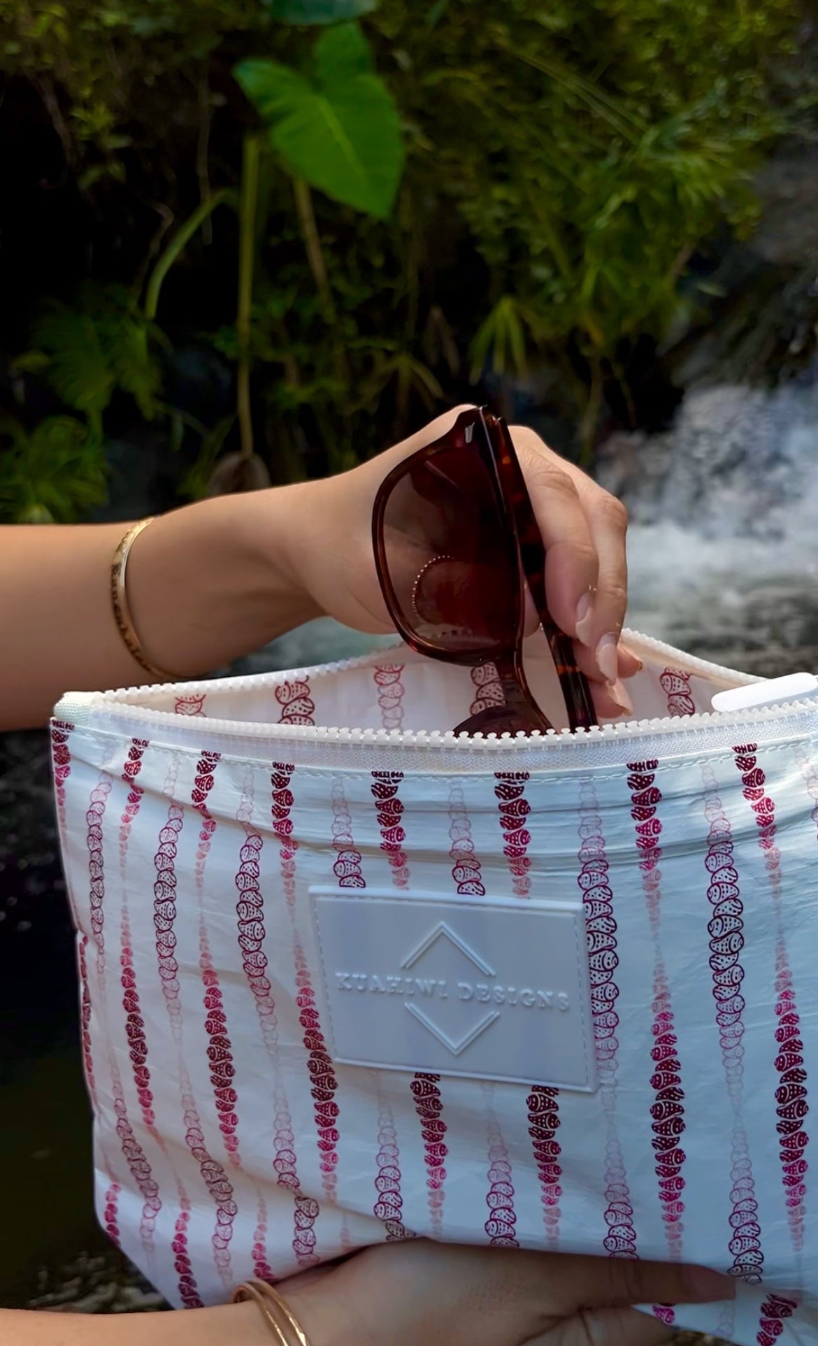 Ombré Niihau Kahelelani Cosmetic Bag