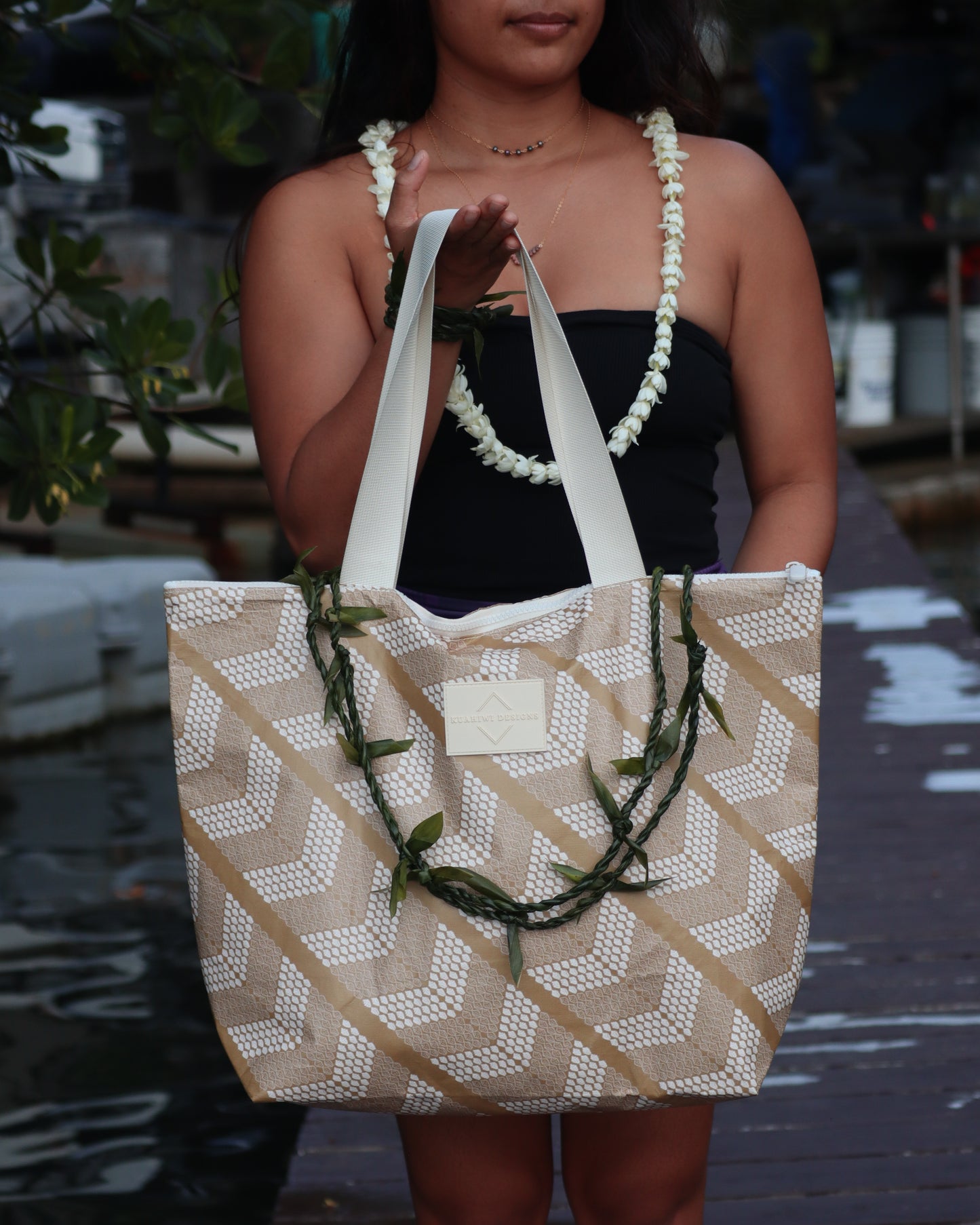 Ni'ihau Momi Shell Zipper Tote Bag