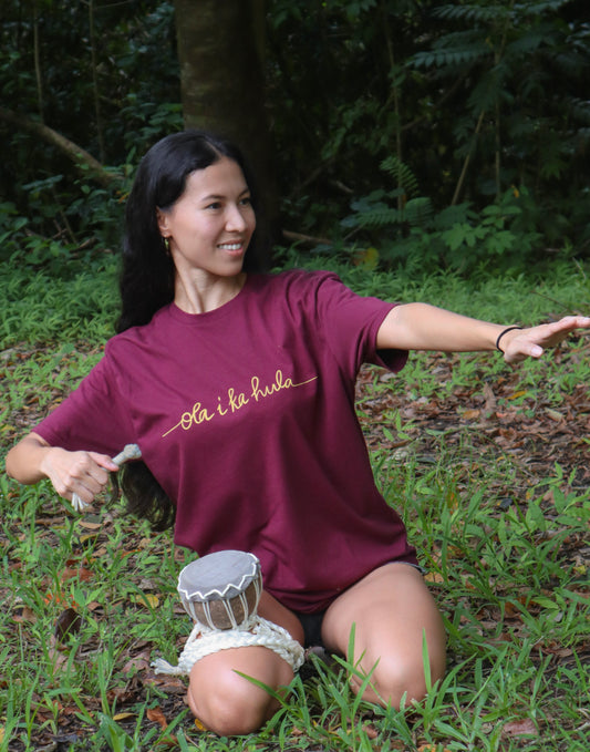 Hula Tee in Maroon