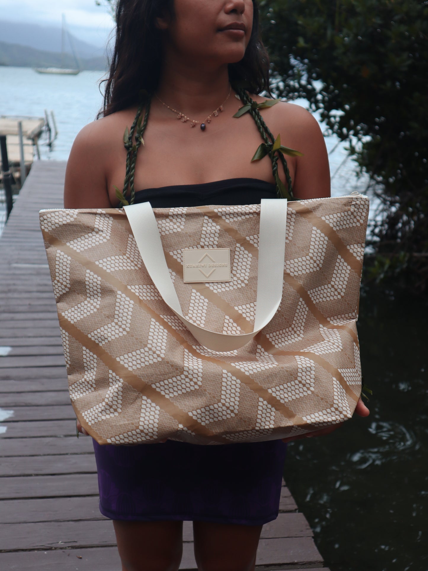 Ni'ihau Momi Shell Zipper Tote Bag