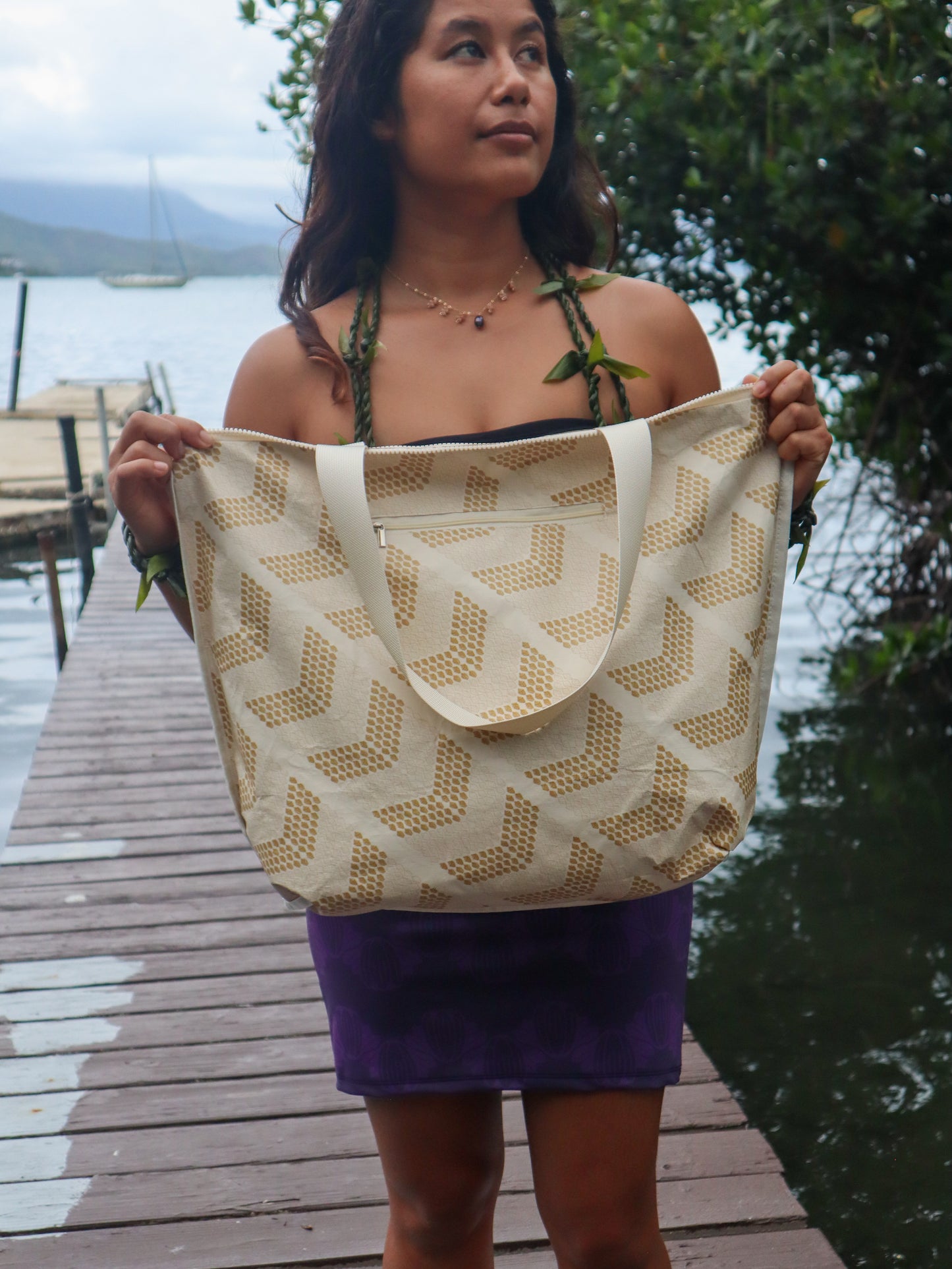 Ni'ihau Momi Shell Zipper Tote Bag
