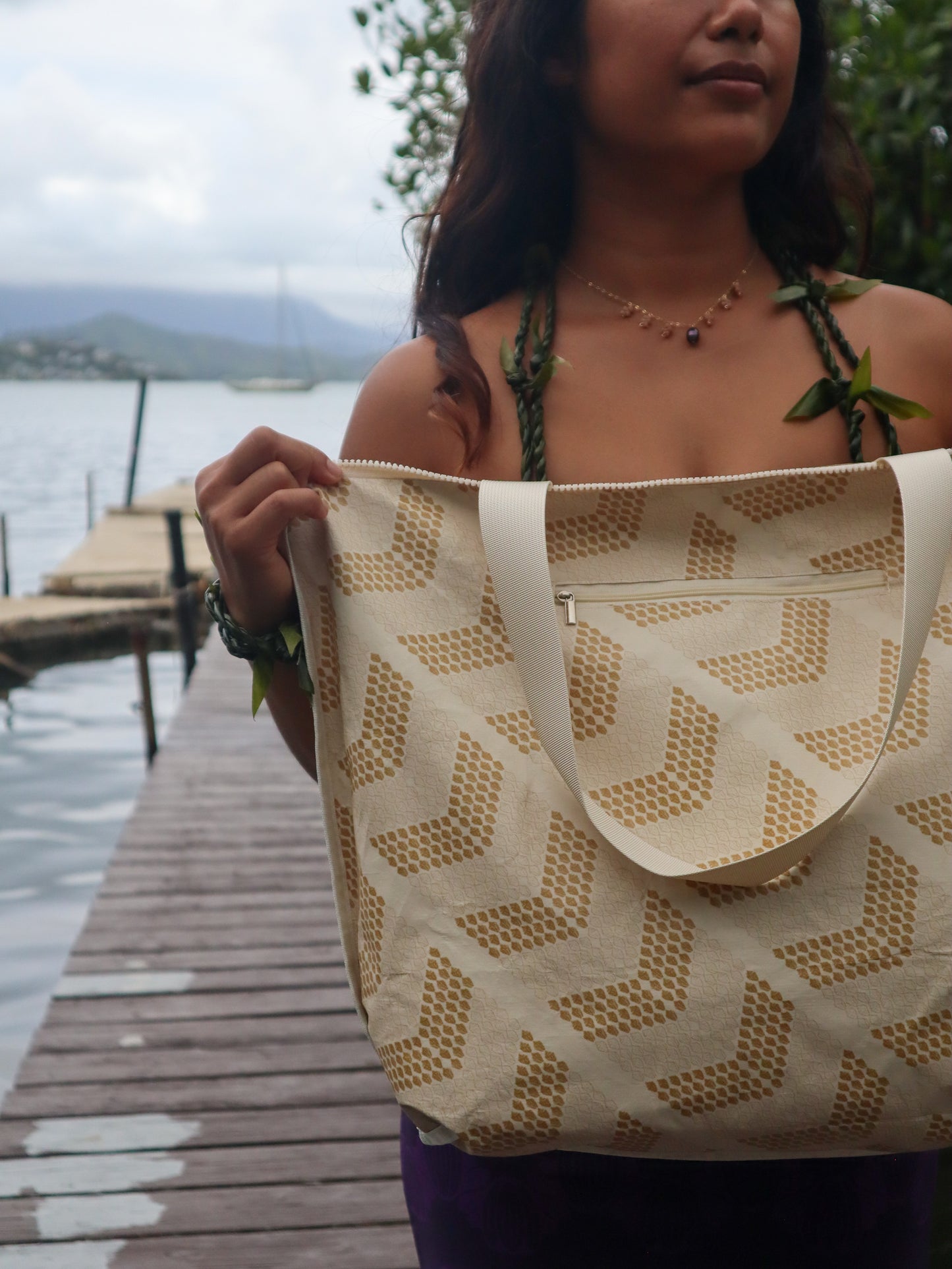 Ni'ihau Momi Shell Zipper Tote Bag