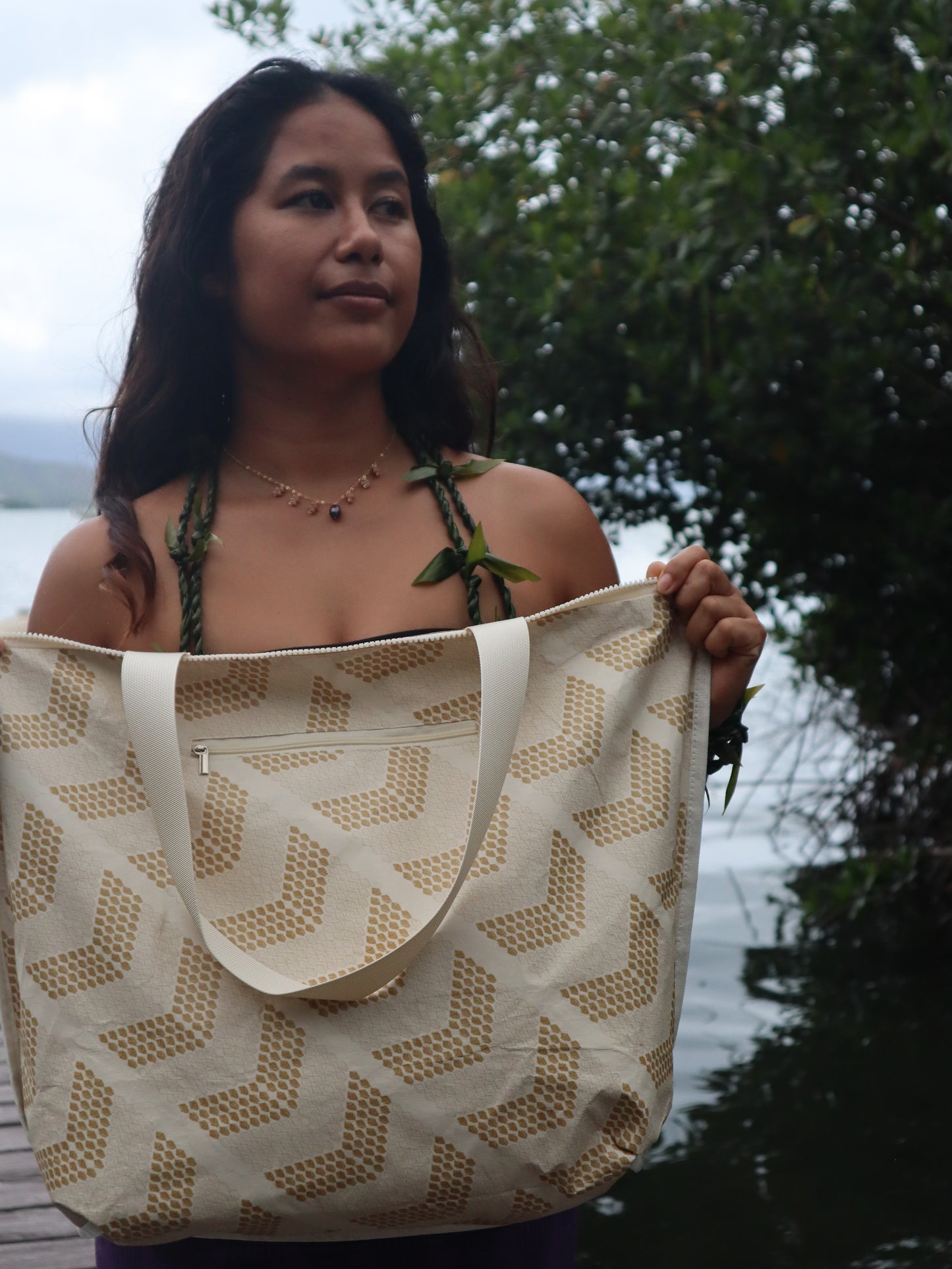 Ni'ihau Momi Shell Zipper Tote Bag